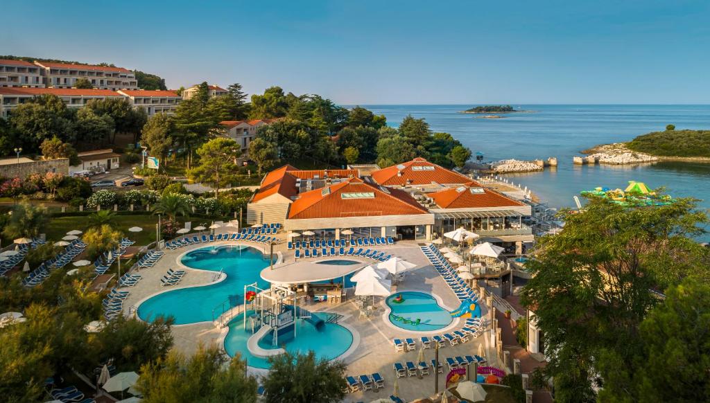 einen Luftblick auf ein Resort mit Pools in der Unterkunft Maistra Select Belvedere Resort in Vrsar