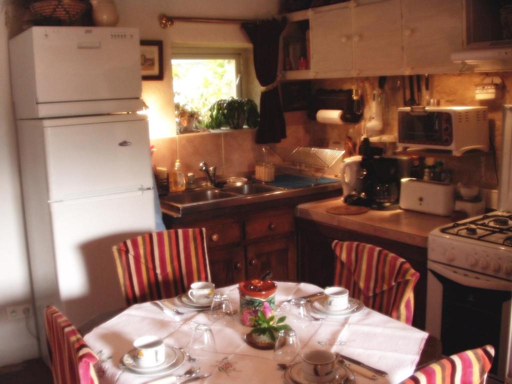 Kuchyň nebo kuchyňský kout v ubytování Gîte de La Galaisière