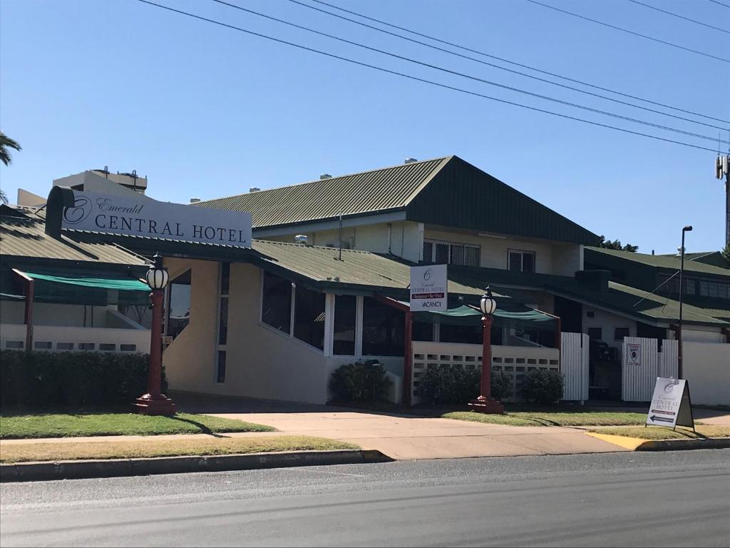 un edificio con un cartel que dice hotel central en Emerald Central Hotel Official, en Emerald