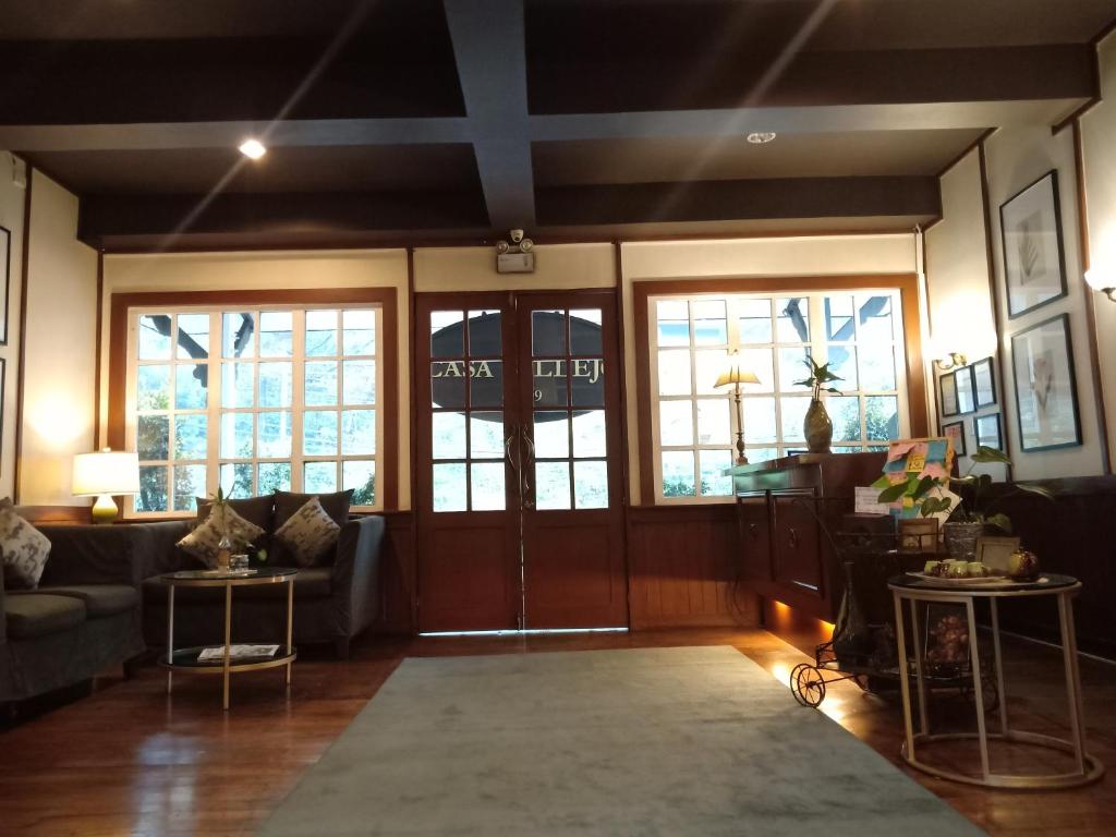 Posezení v ubytování Casa Vallejo Hotel Baguio