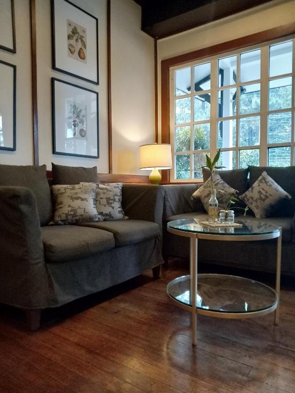 Posezení v ubytování Casa Vallejo Hotel Baguio