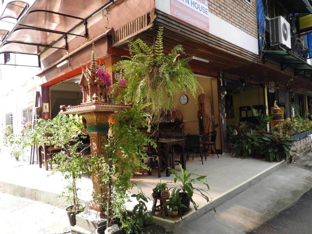 ein Restaurant mit einem Haufen Pflanzen draußen in der Unterkunft P'LYN HOUSE in Chiang Mai