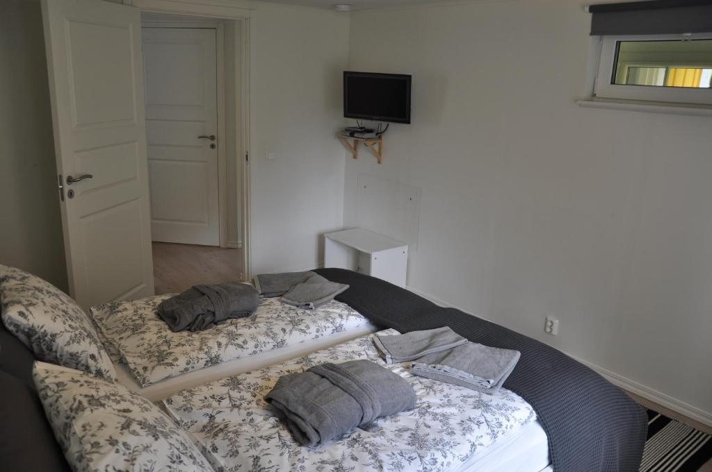 TV a/nebo společenská místnost v ubytování Hotel & Pensionat Björkelund