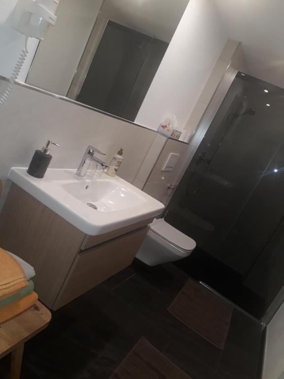 Bilik mandi di Ferienwohnung Stubenböck