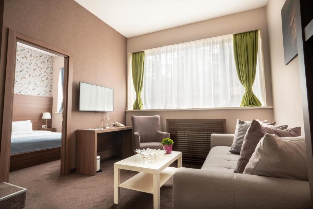 TV a/nebo společenská místnost v ubytování Veneti Suites