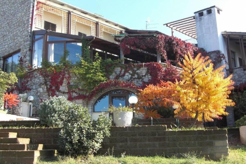 een huis met bloemen erop bij Lovely place in Passignano sul Trasimeno