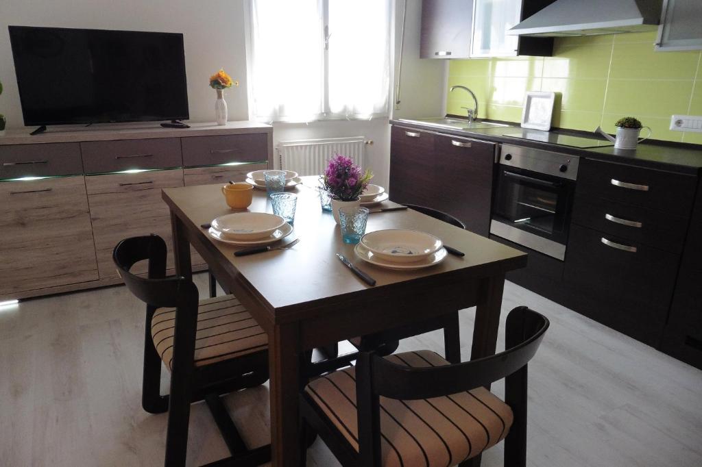 A kitchen or kitchenette at Bikes and Flowers