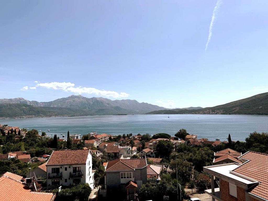 uma vista para uma cidade com um lago e montanhas em Tamaris House Apartment 16 em Herceg Novi