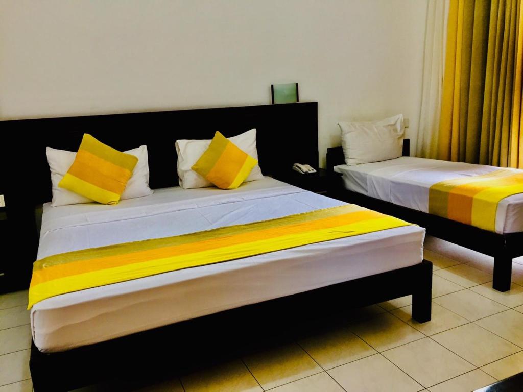 Postel nebo postele na pokoji v ubytování Lavendish Okrin Hotel