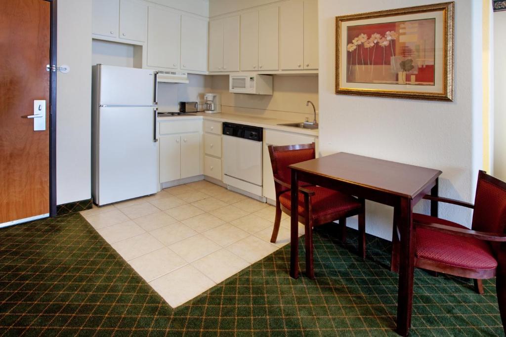 Moncks Corner Inn - King Suite Non-fume