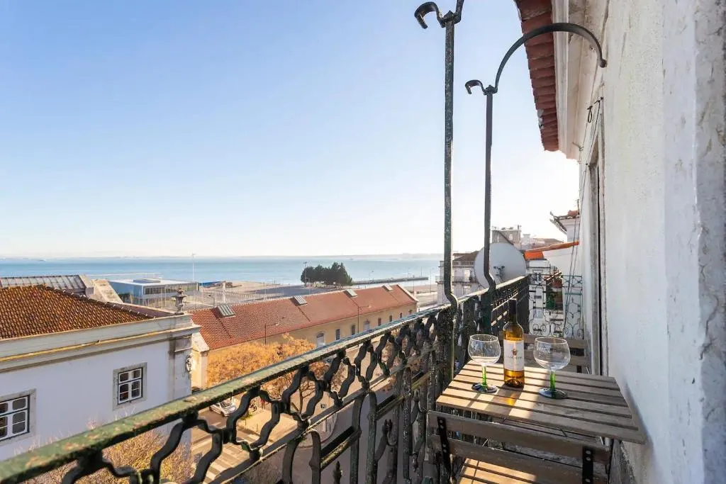Alfama - Spectacular Balcony View by Innkeeper, Lisabona, Portugalia