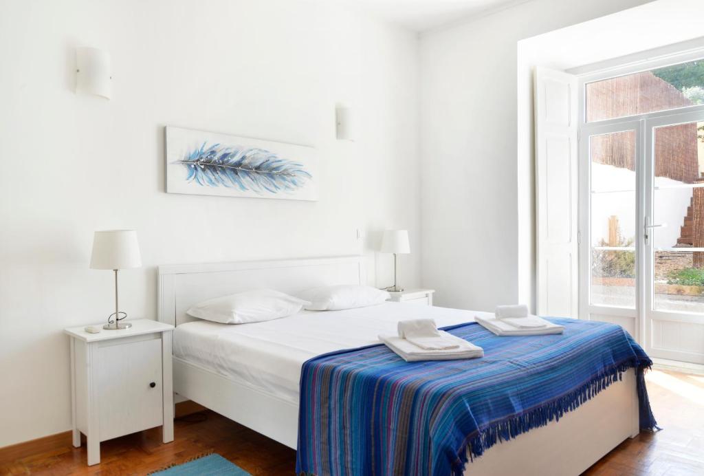 オエイラスにあるOeiras 3 - Checkinhomeの白いベッドルーム(ベッド1台、窓付)
