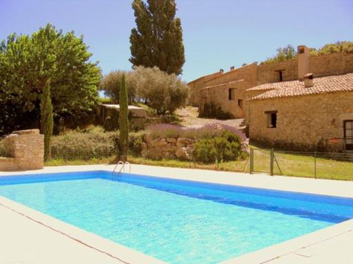 una gran piscina azul frente a una casa en Gites de Fontroussière, en Flayosc