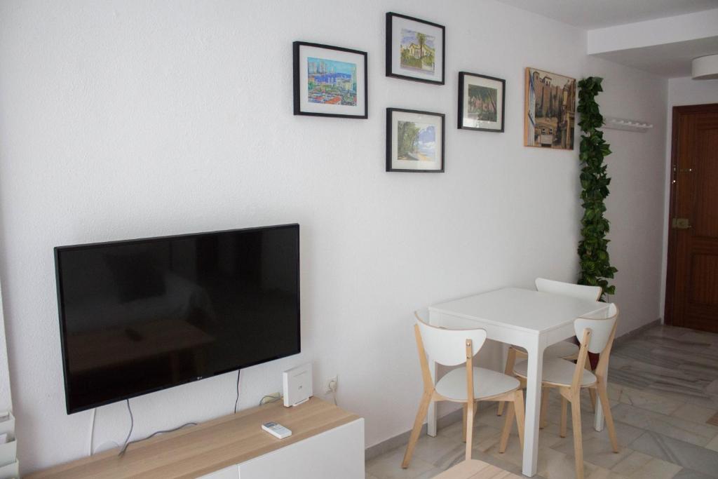 Telewizja i/lub zestaw kina domowego w obiekcie centrico apartamento nuevo, zona corte ingles