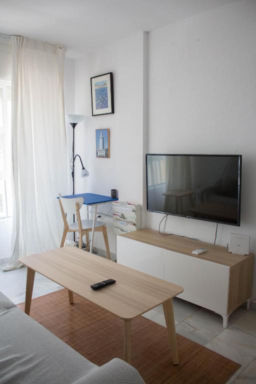 Telewizja i/lub zestaw kina domowego w obiekcie centrico apartamento nuevo, zona corte ingles