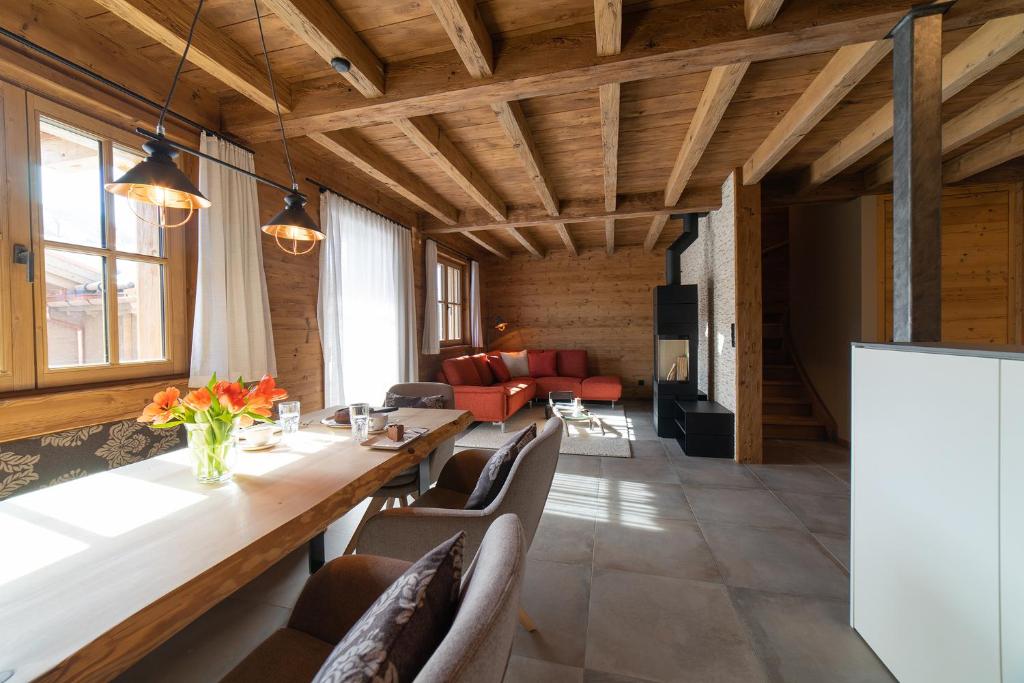 Chalet Brisi في ويلدهاوس: غرفة طعام مع طاولة وكراسي طويلة