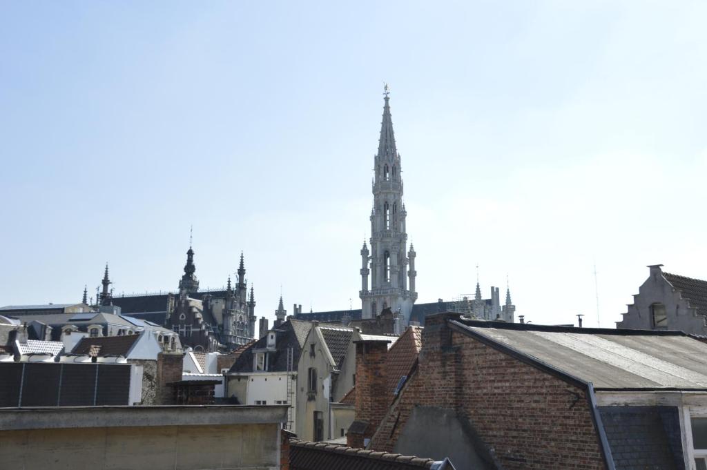 - une vue sur les toits de la ville avec une cloche d'église dans l'établissement Super Flat Next Grand Place, à Bruxelles