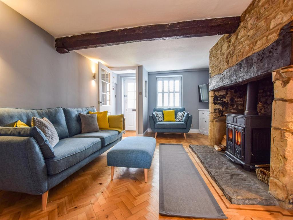 uma sala de estar com um sofá e uma lareira em 27 Horsefair em Malmesbury