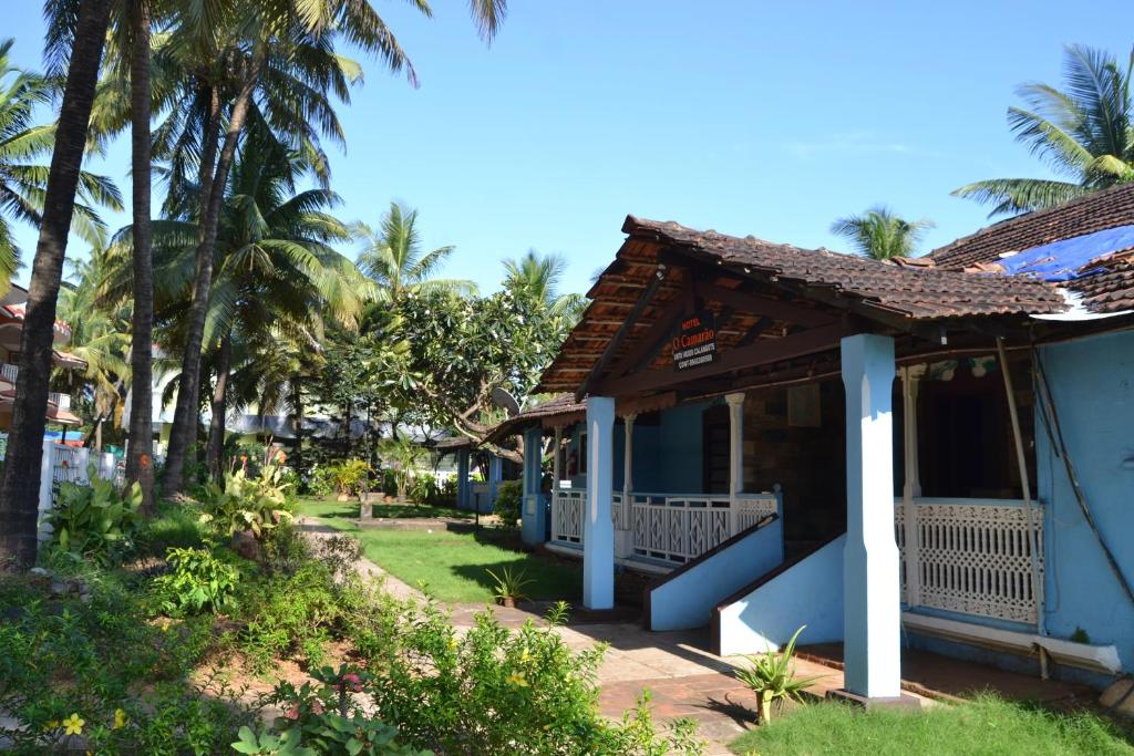ein Haus am Strand mit Palmen in der Unterkunft O Camarao in Calangute