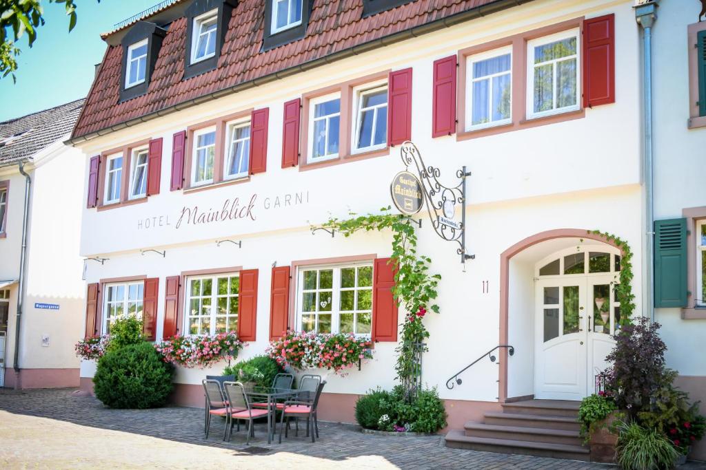 馬爾克泰登費爾德的住宿－Hotel Mainblick Garni，前面有桌子的建筑