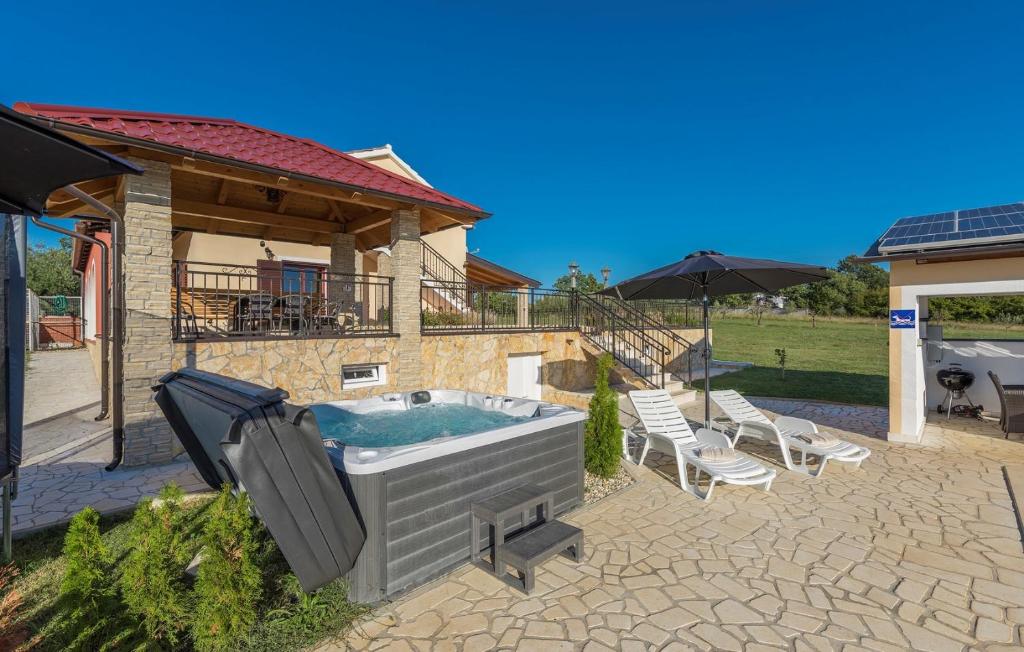 Bazén v ubytovaní Villa Ivda in Porec Area alebo v jeho blízkosti