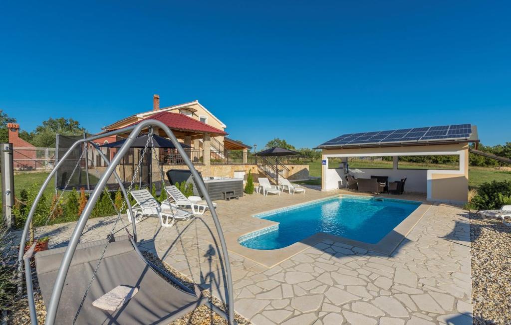 Bazén v ubytovaní Villa Ivda in Porec Area alebo v jeho blízkosti
