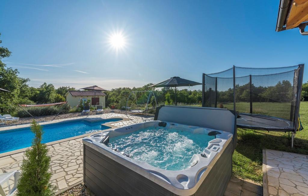 Bazén v ubytovaní Villa Ivda in Porec Area alebo v jeho blízkosti