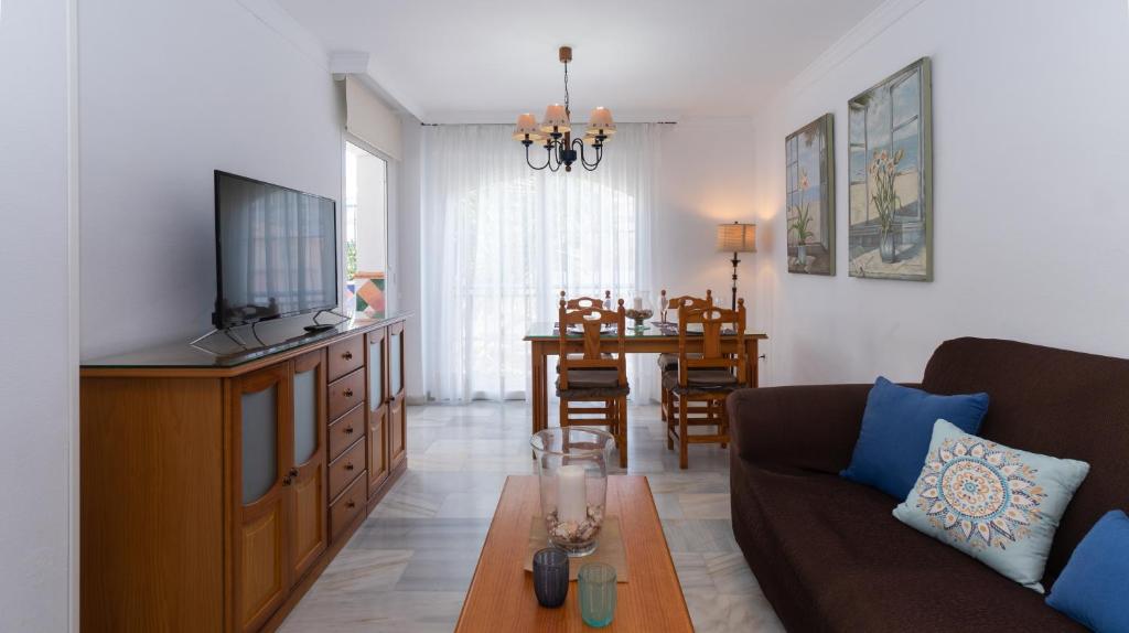 TV a/nebo společenská místnost v ubytování Holidays & Homes I Benalmádena Playa, piscinas ,relax