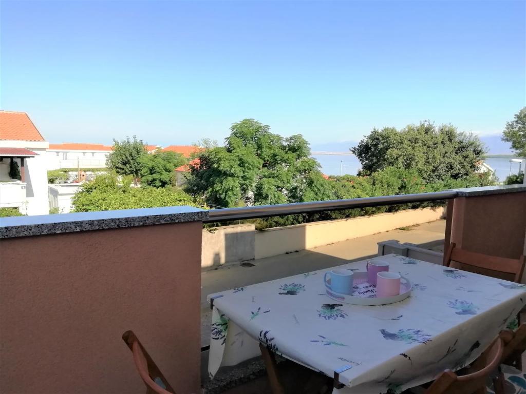 un tavolo su un balcone con vista sull'oceano di Apartment Vera Nin a Nin