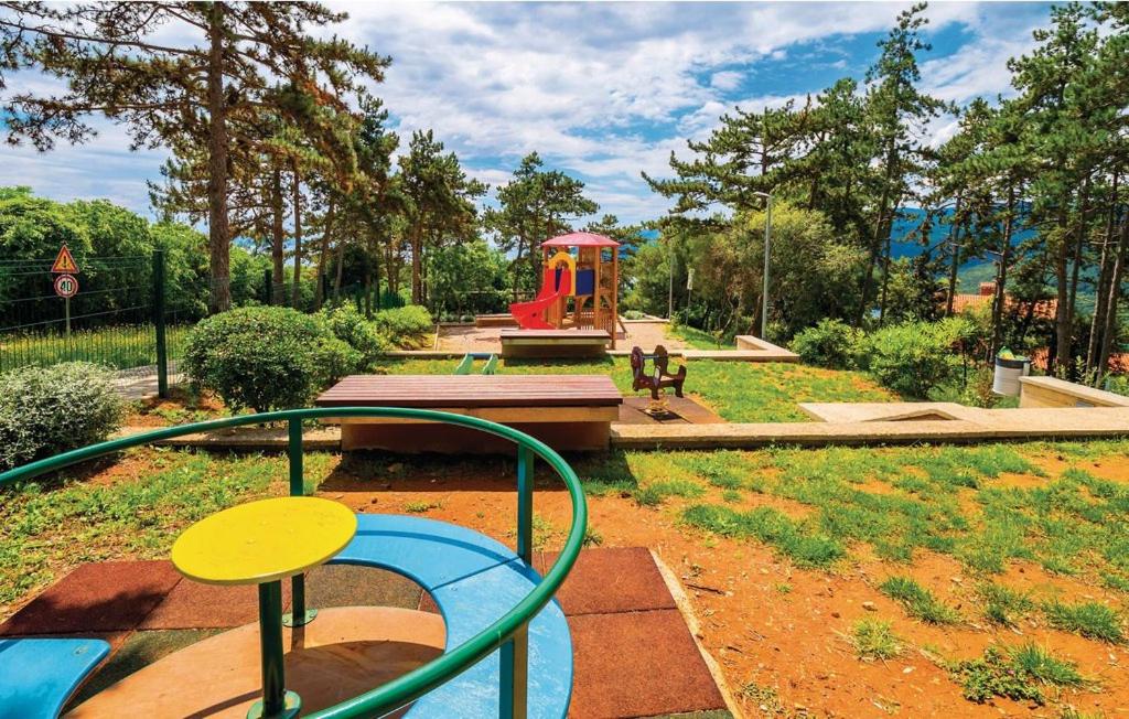 Plac zabaw dla dzieci w obiekcie Apartment Zeljko 832