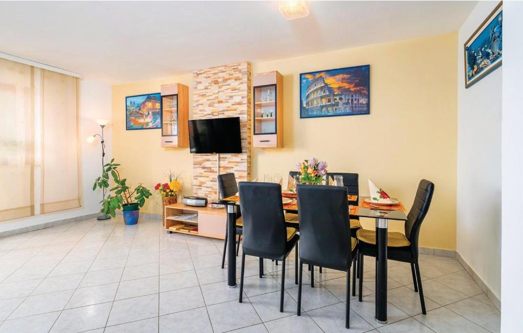 jadalnia ze stołem i krzesłami w obiekcie Apartment Zeljko 832 w Rabacu