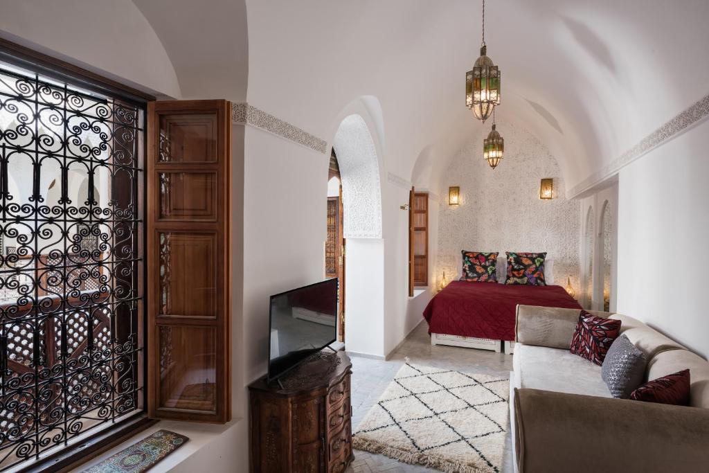 Postel nebo postele na pokoji v ubytování Riad Spice by Marrakech Riad