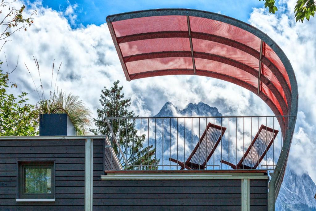 een huis met een Amerikaanse vlag erop bij Zugspitz-Rauschen in Grainau