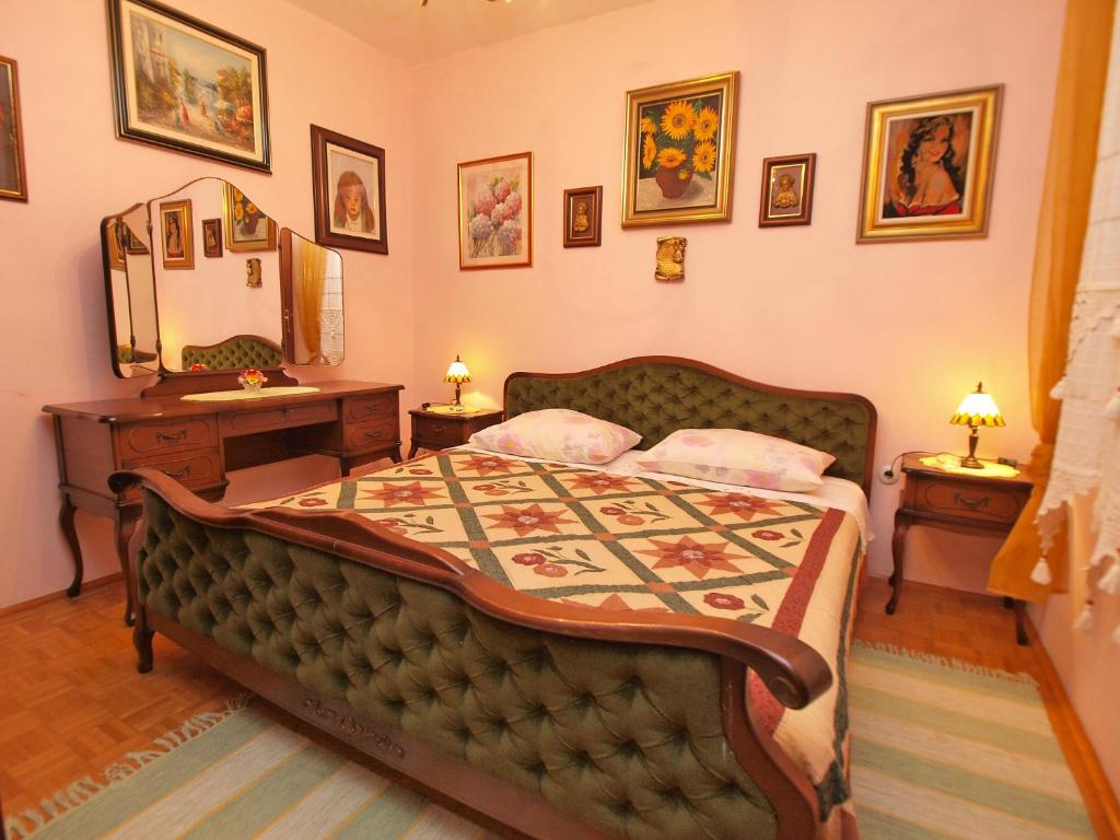 Łóżko lub łóżka w pokoju w obiekcie Apartments and room Rabac 155