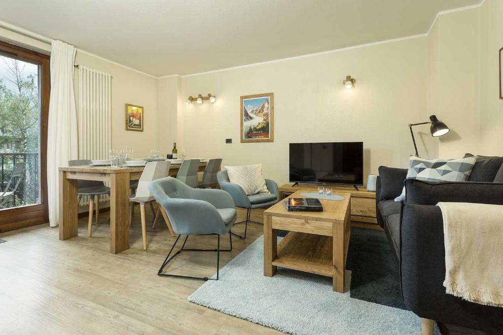 un salon avec une table et une salle à manger dans l'établissement APARTMENT ENSA - Alpes Travel - Central Chamonix - Sleeps 4, à Chamonix-Mont-Blanc