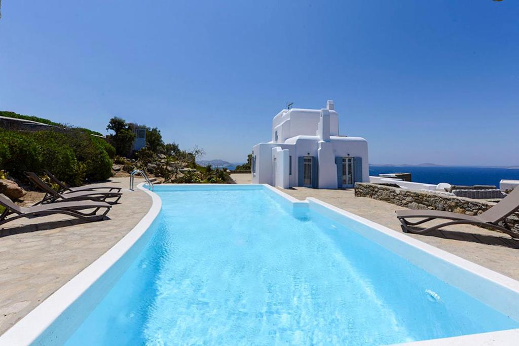 Bazén v ubytování Villa Crystal with Heated Pool by Diles Villas nebo v jeho okolí