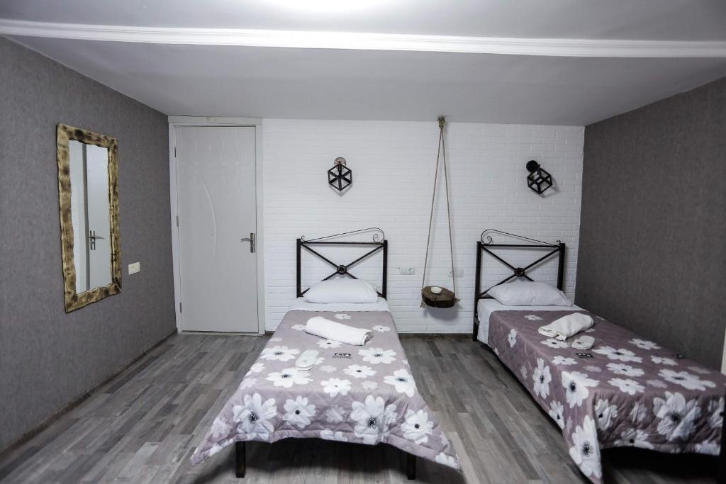 Postel nebo postele na pokoji v ubytování SunnyAvlabari Homestay