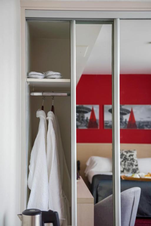 Ein Etagenbett oder Etagenbetten in einem Zimmer der Unterkunft Hotel Le Richemont
