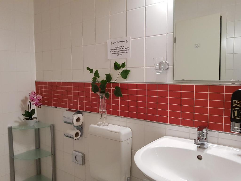 Koupelna v ubytování Hotel Zwei Linden