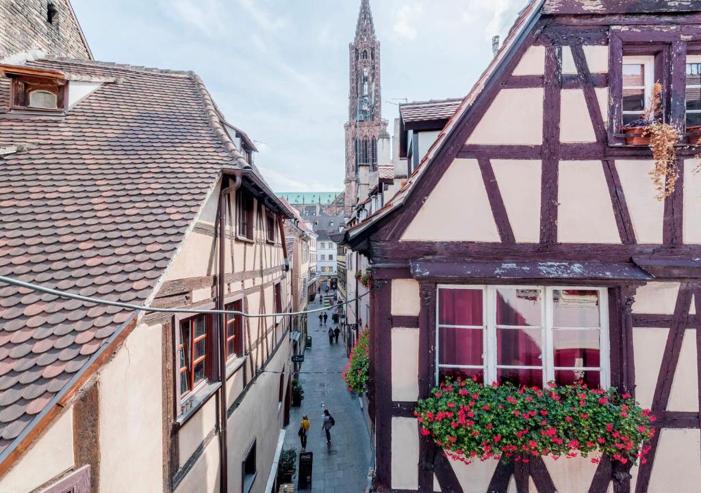 un callejón en el casco antiguo con edificios en Le Carré d'or - Appartement avec vue Cathédrale, en Estrasburgo