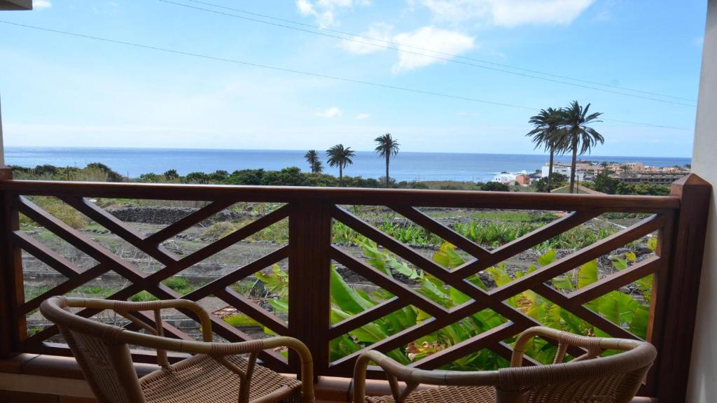 Un balcón con sillas y vistas al océano. en Apt. Heliconia Nº 6 en Valle Gran Rey