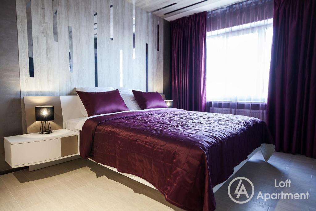Säng eller sängar i ett rum på Loft Apartment/30A Lunnaya