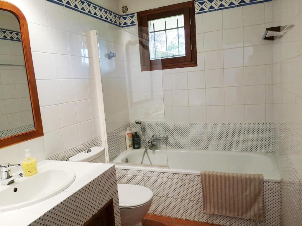 Koupelna v ubytování Apartamento con piscina en Osseja