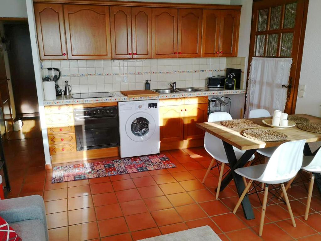 Kuchyň nebo kuchyňský kout v ubytování Apartamento con piscina en Osseja
