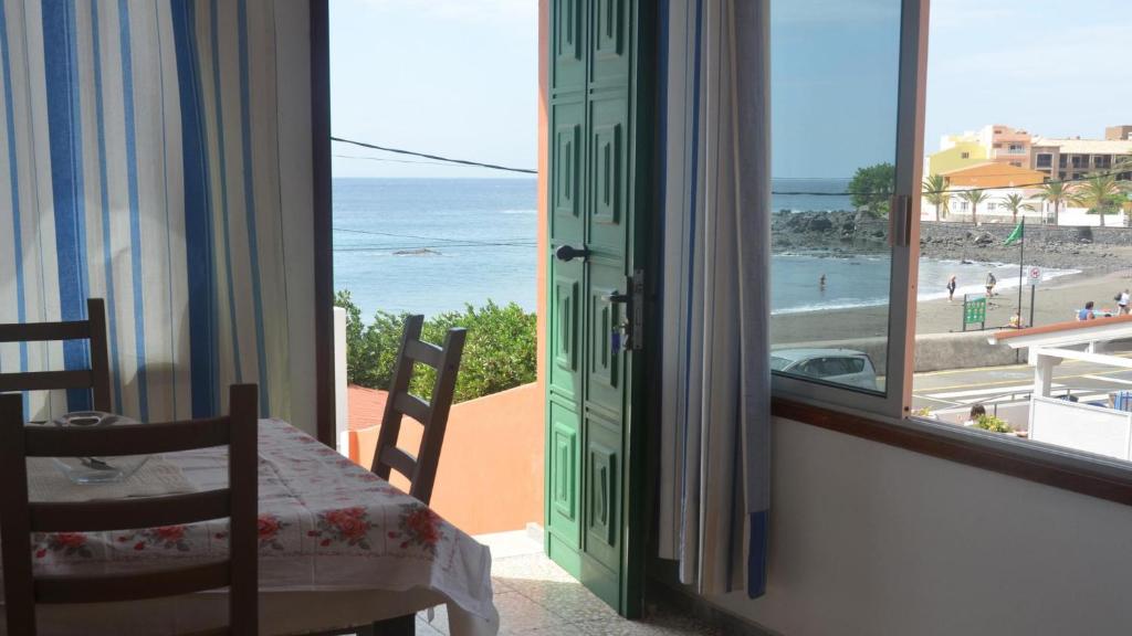バジェ・グラン・レイにあるCasa Olivier altoのビーチの景色を望む客室1室を提供しています。