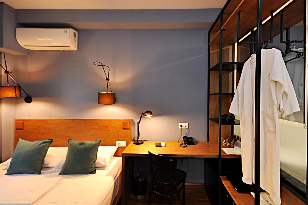 Postel nebo postele na pokoji v ubytování Elle Boutique Hotel