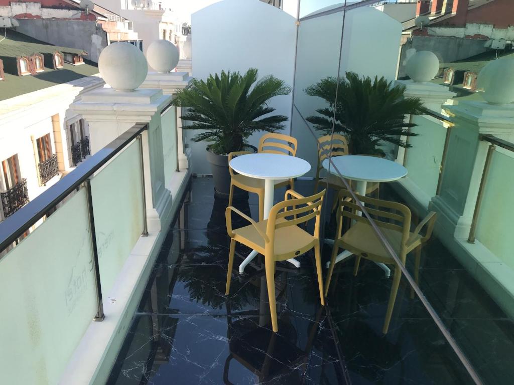 A balcony or terrace at The Meretto Hotel Istanbul Old City