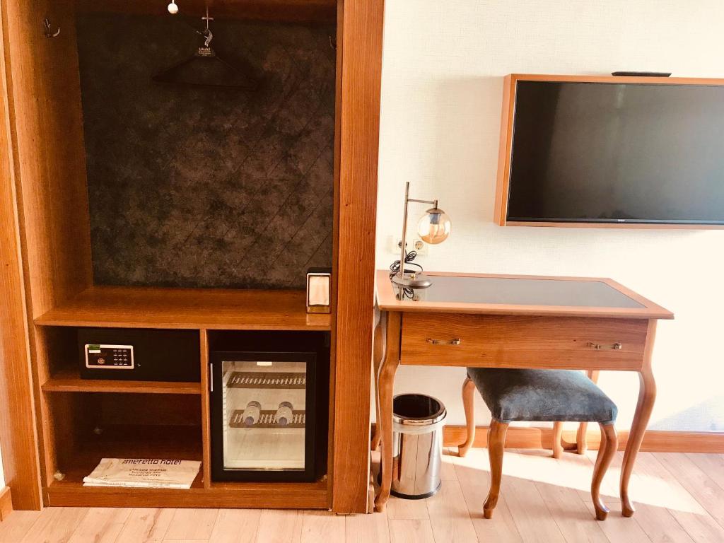 A television and/or entertainment centre at The Meretto Hotel Istanbul Old City