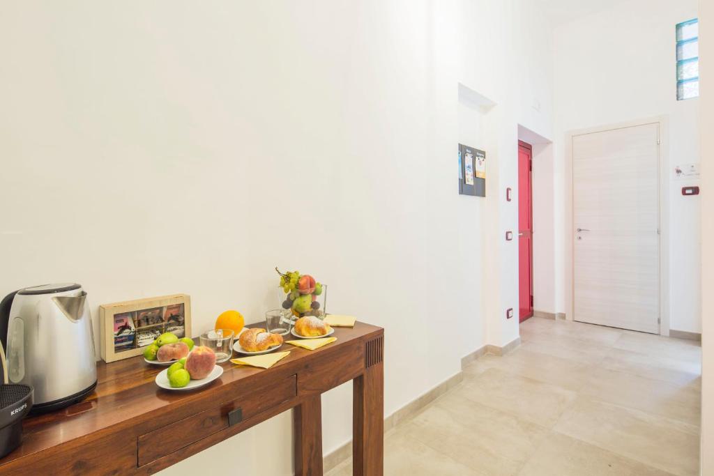 kuchnia z drewnianym blatem z owocami w obiekcie b&b Pasta Cuomo w mieście Gragnano