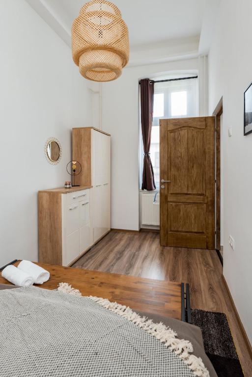 Posteľ alebo postele v izbe v ubytovaní Central Kira Apartment